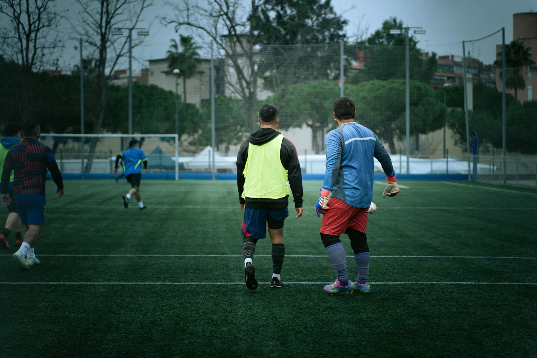 Equipo de fútbol entrenando en la cancha