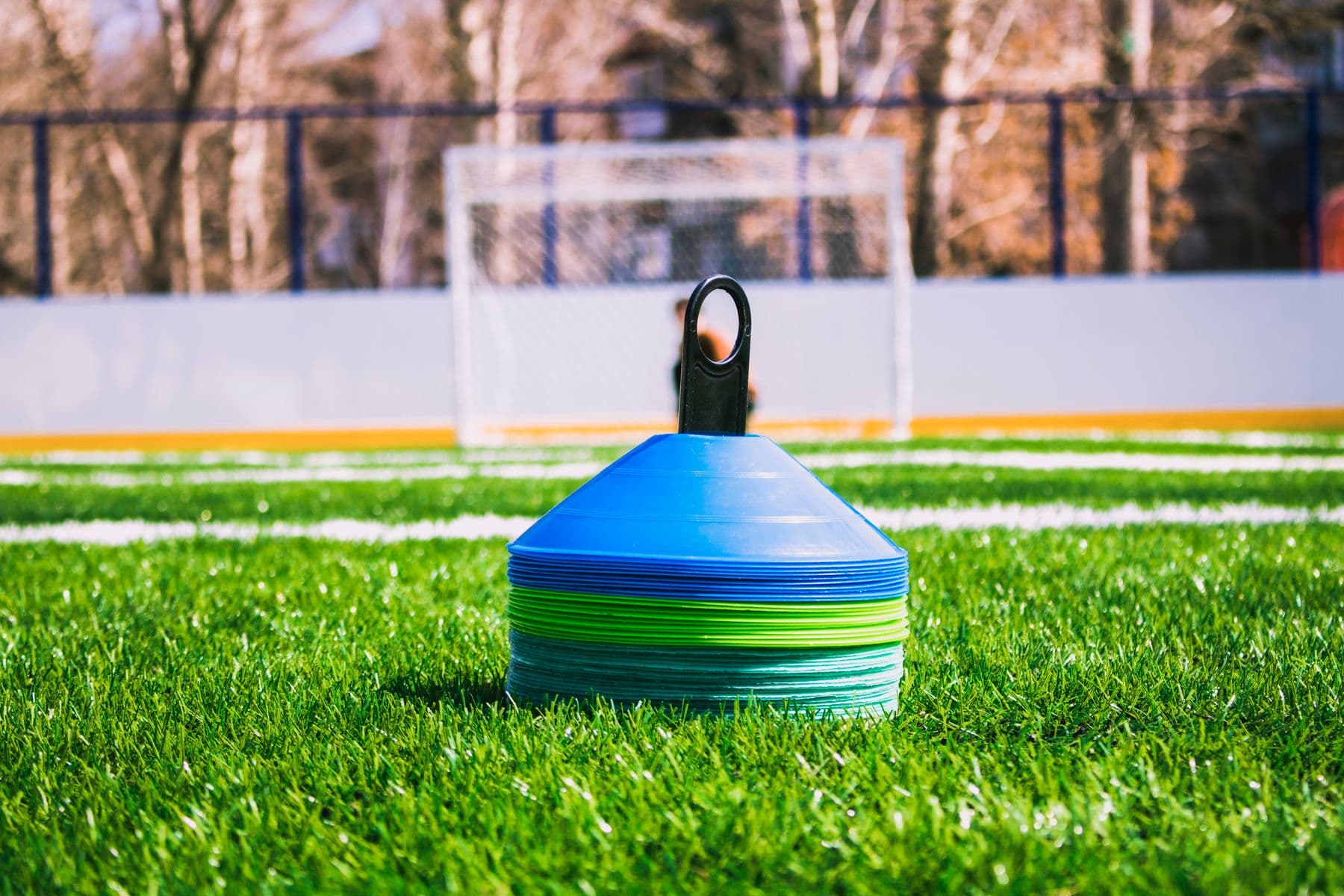 Conos de entrenamiento en una cancha de fútbol